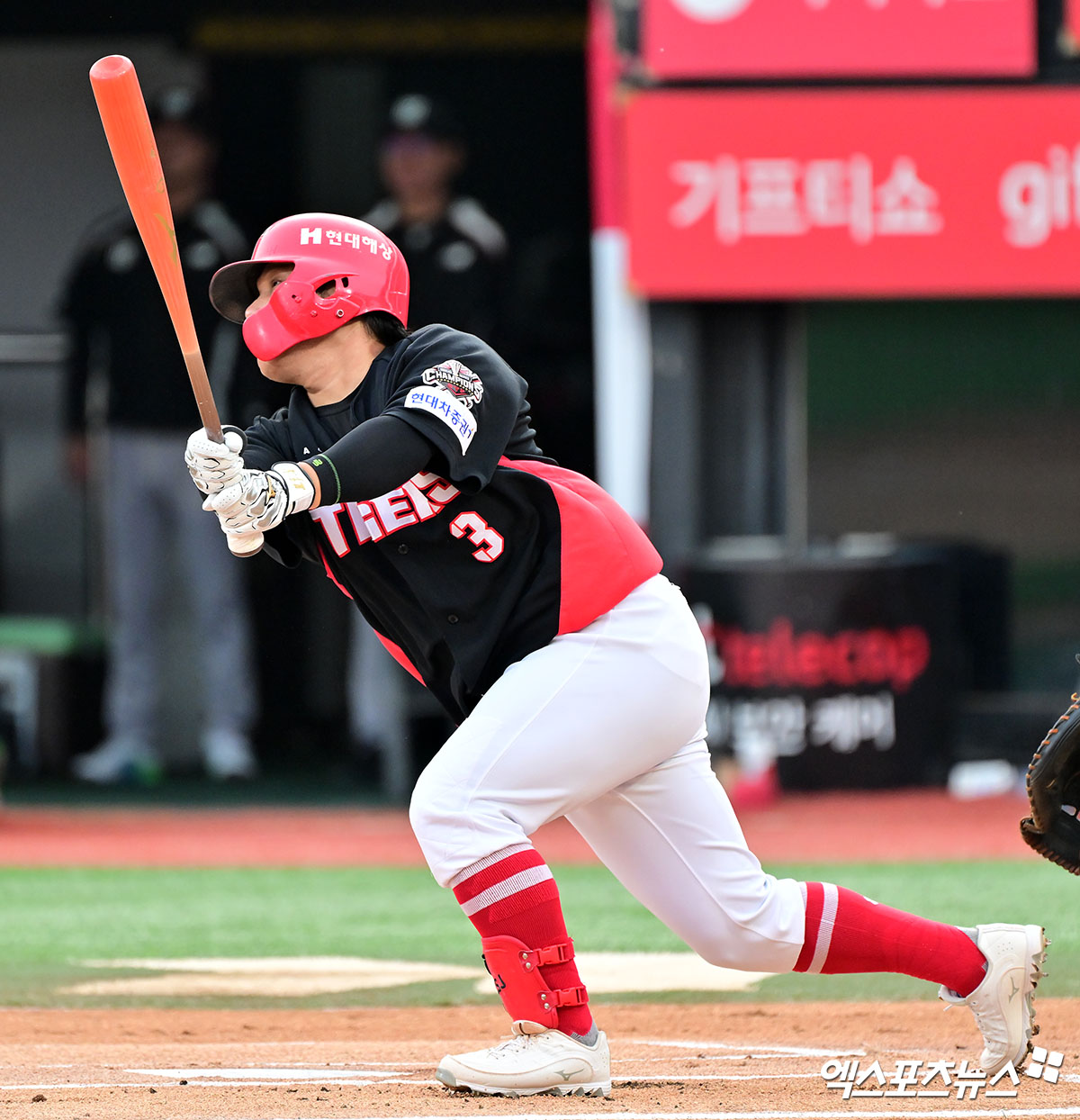 21일 오후 수원KT위즈파크에서 열린 '2025 신한 SOL Bank KBO리그' KIA 타이거즈와 KT 위즈의 경기, 1회초 1사 KIA 김선빈이 중전안타를 날리고 있다. 엑스포츠뉴스 DB