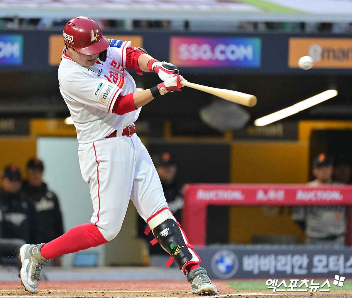 17일 오후 인천SSG랜더스필드에서 열린 '2025 신한 SOL Bank KBO리그' 한화 이글스와 SSG 랜더스의 경기, 1회말 1사 1,3루 SSG 고명준이 1타점 적시타를 날리고 있다. 엑스포츠뉴스 DB