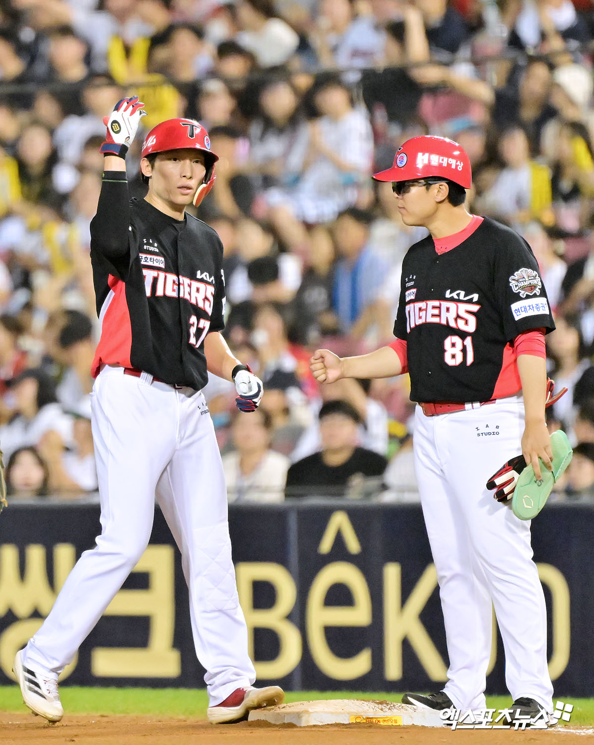 15일 오후 서울 송파구 잠실야구장에서 열린 '2025 신한 SOL Bank KBO리그' KIA 타이거즈와 두산 베어스의 경기, 9회초 KIA 김호령이 중전안타를 날리고 있다. 엑스포츠뉴스 DB