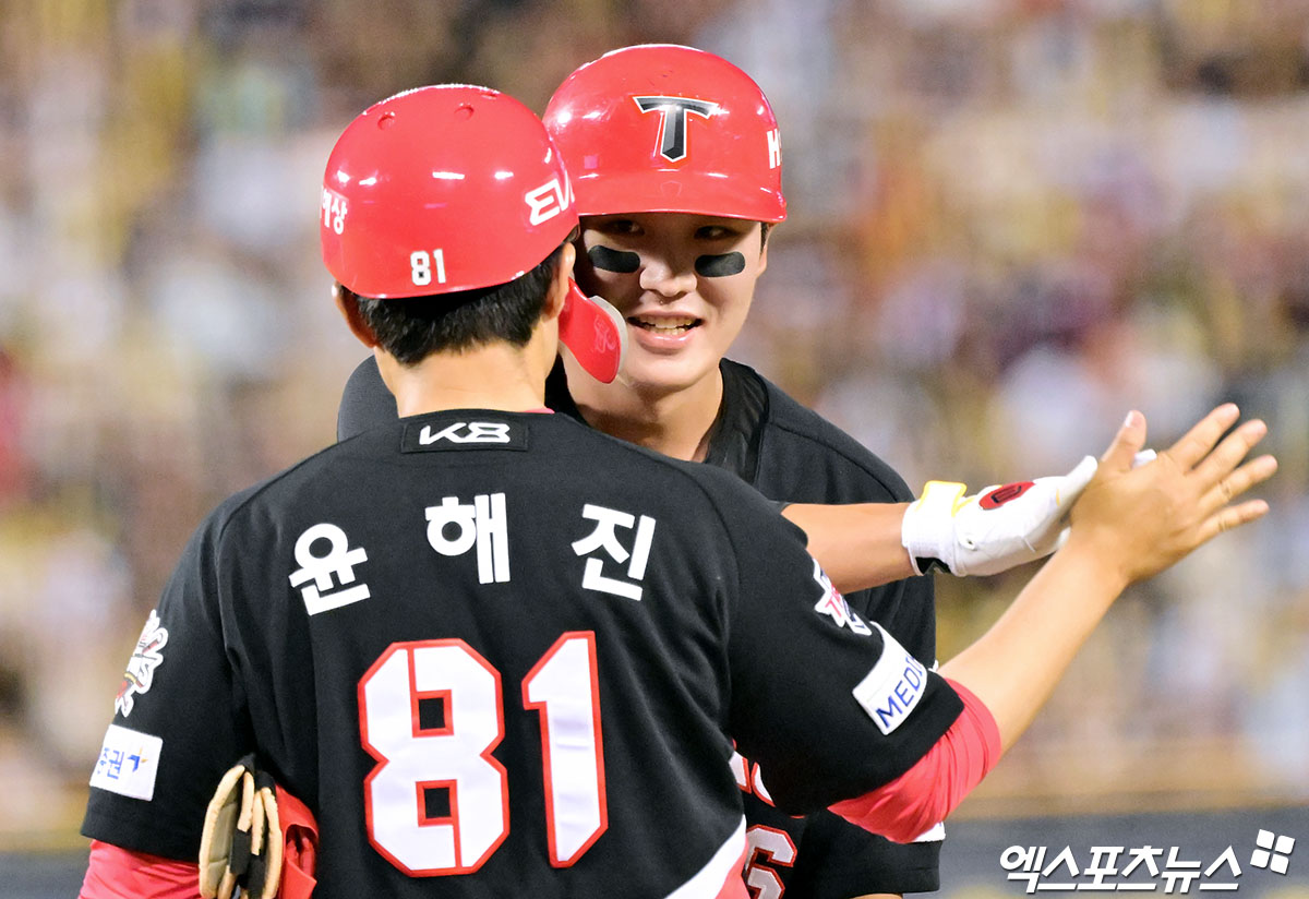 16일 오후 서울 송파구 잠실야구장에서 열린 '2025 신한 SOL Bank KBO리그' KIA 타이거즈와 두산 베어스의 경기, 7회초 2사 1,2루 KIA 오선우가 1타점 적시타를 날리고 있다. 엑스포츠뉴스 DB