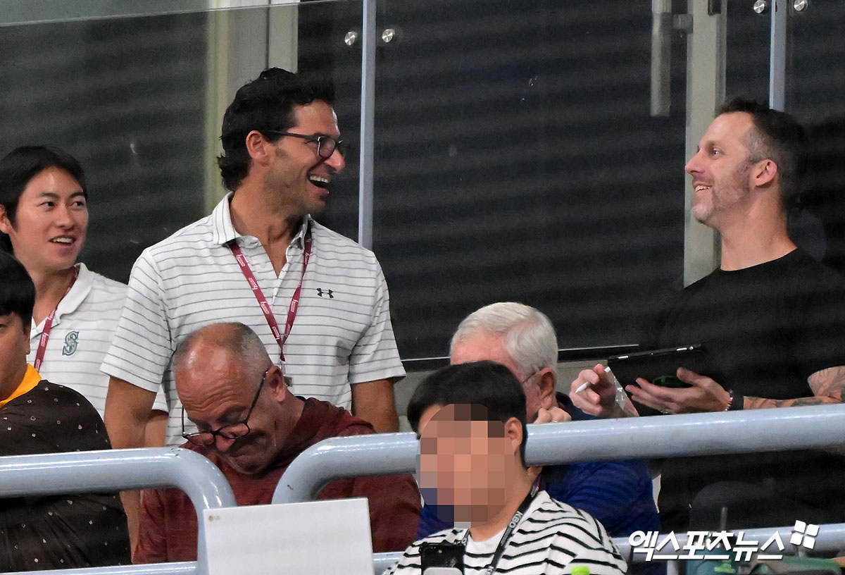 28일 오후 서울 구로구 고척스카이돔에서 열린 '2025 신한 SOL Bank KBO리그' 한화 이글스와 키움 히어로즈의 경기, 메이저리그 스카우터들이 한화 정우주의 투구를 지켜보고 있다. 고척, 김한준 기자