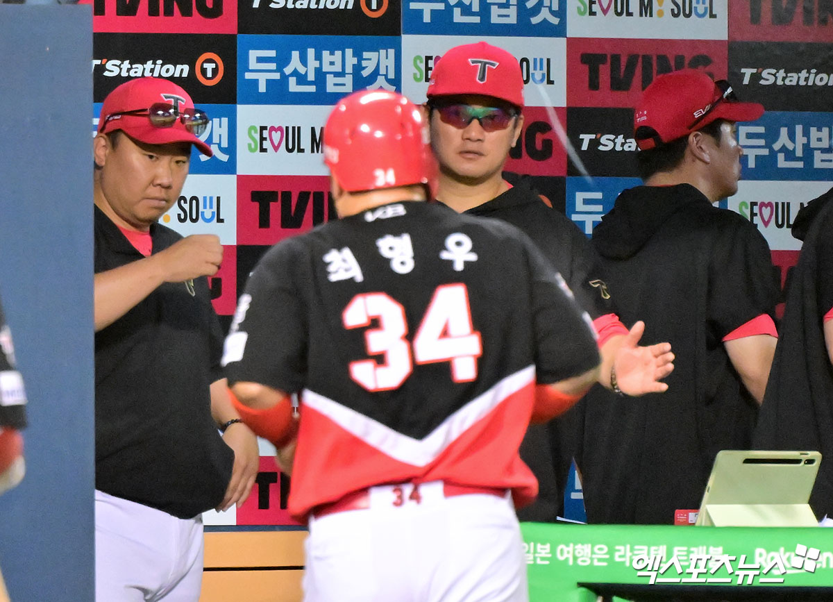 16일 오후 서울 송파구 잠실야구장에서 열린 '2025 신한 SOL Bank KBO리그' KIA 타이거즈와 두산 베어스의 경기, 7회초 2사 1,2루 KIA 최형우가 오선우의 1타점 적시타때 득점에 성공하고 있다. 엑스포츠뉴스 DB