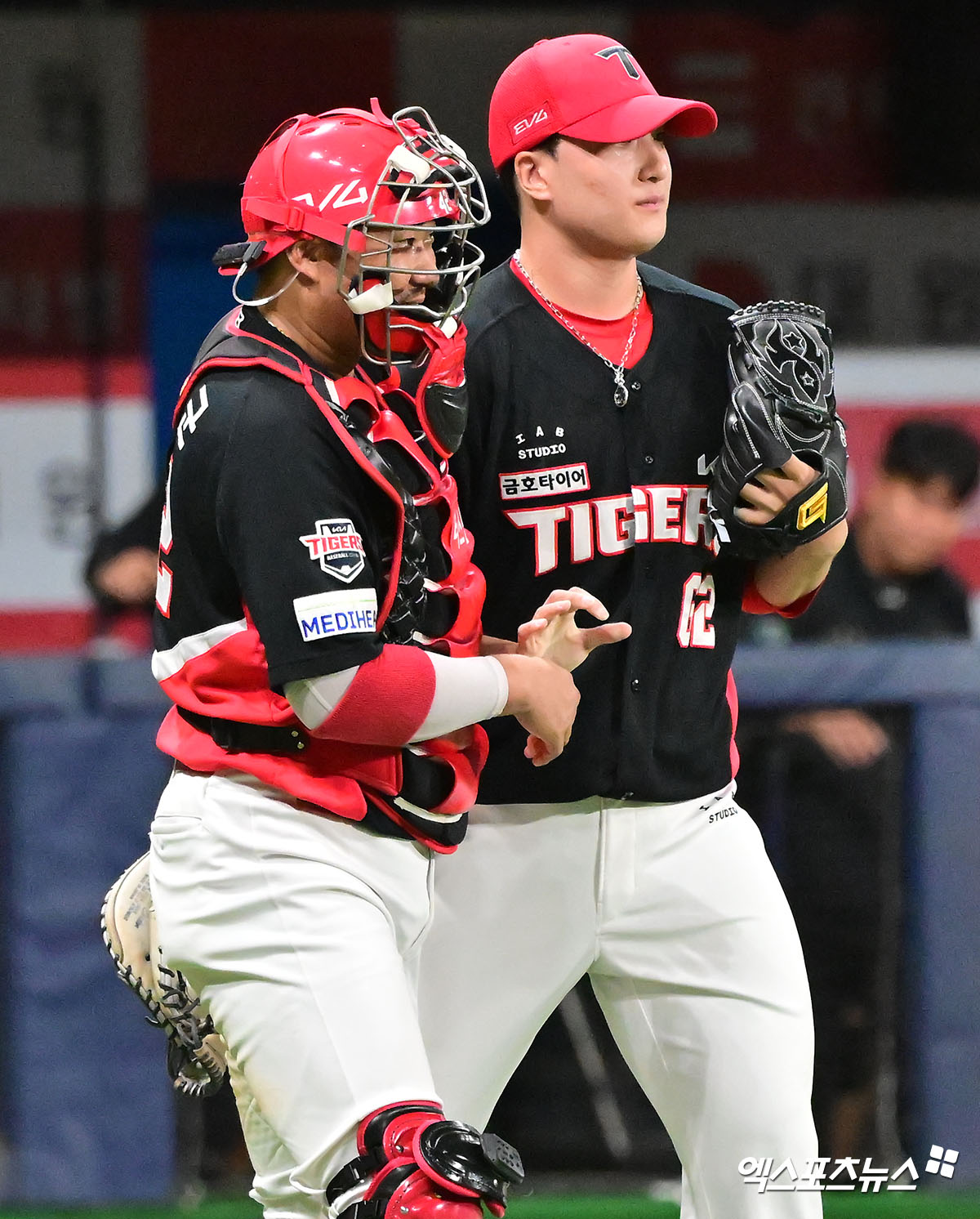 25일 오후 서울 구로구 고척스카이돔에서 열린 '2025 신한 SOL Bank KBO리그' KIA 타이거즈와 키움 히어로즈의 경기, KIA가 키움에 6:3으로 승리하며 전날의 패배를 설욕했다.  이날 경기에서 승리한 KIA 선수들이 기뻐하고 있다. 엑스포츠뉴스 DB