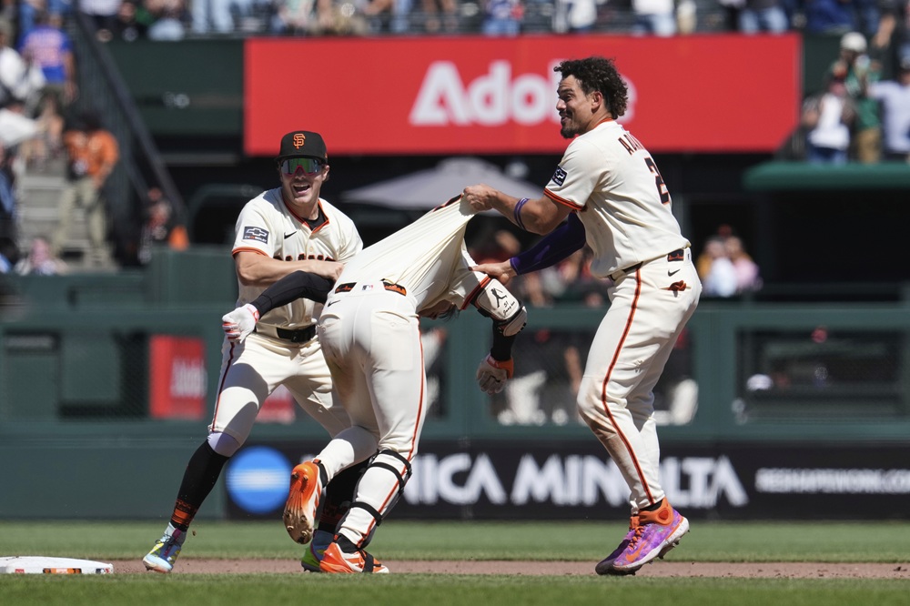 미국 메이저리그 샌프란시스코 자이언츠의 이정후가 29일(한국시간) 미국 캘리포니아주 샌프란시스코의 오라클파크에서 열린 2025 메이저리그 시카고 컵스와의 홈경기에서 빅리그 데뷔 첫 끝내기 안타를 기록, 팀 5연승을 견인했다. 사진 연합뉴스