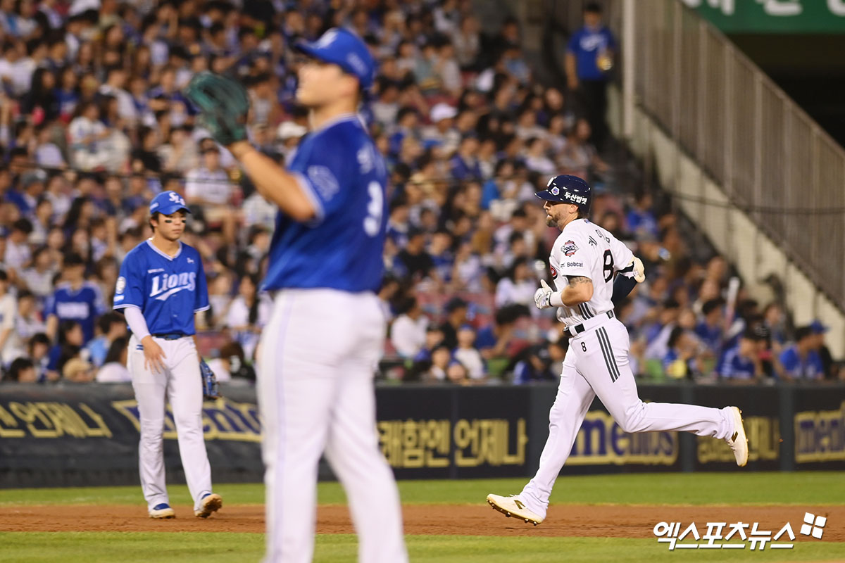 28일 오후 서울 송파구 잠실야구장에서 열린 '2025 신한 SOL Bank KBO리그' 삼성 라이온즈와 두산 베어스의 경기, 2회말 2사 1루 두산 케이브가 홈런을 날리고 그라운드를 돌고 있다. 엑스포츠뉴스 DB