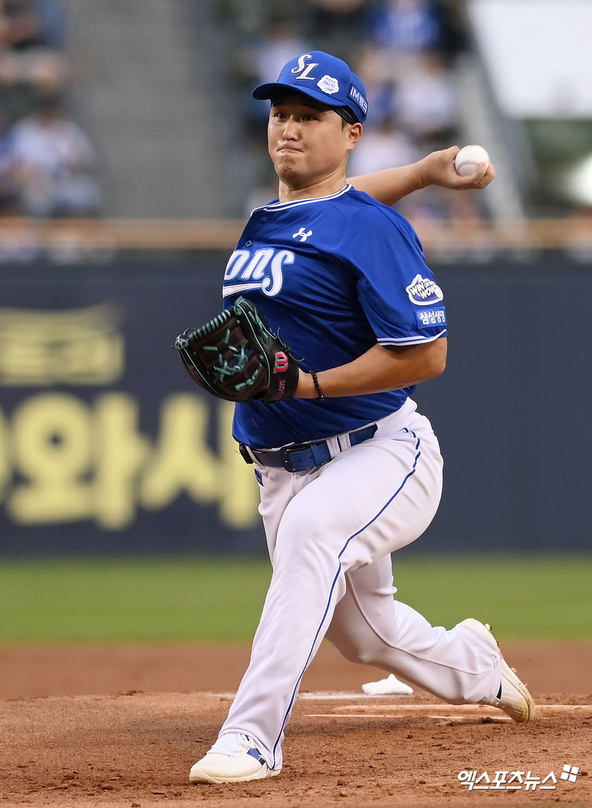 28일 오후 서울 송파구 잠실야구장에서 열린 '2025 신한 SOL Bank KBO리그' 삼성 라이온즈와 두산 베어스의 경기, 1회말 삼성 선발 최원태가 공을 힘차게 던지고 있다. 엑스포츠뉴스 DB