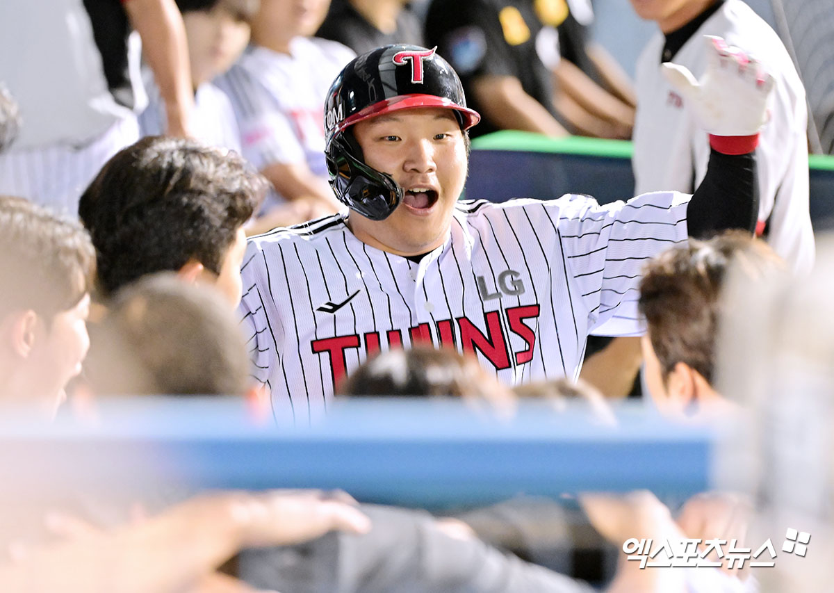 LG 트윈스 내야수 문보경이 29일 서울 잠실야구장에서 열린 2025 신한 SOL Bank KBO리그 키움 히어로즈와의 팀 간 13차전에서 1회말 선제 1타점 2루타를 기록했다. 사진 엑스포츠뉴스 DB