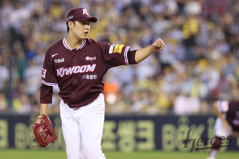 키움 히어로즈 좌완 루키 정현우가 29일 서울 잠실야구장에서 열린 2025 신한 SOL Bank KBO리그 LG 트윈스와의 팀 간 13차전에 선발등판, 6이닝 2실점으로 승리투수가 됐다. 사진 키움 히어로즈