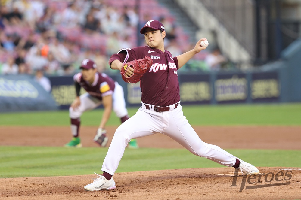 키움 히어로즈 좌완 루키 정현우가 29일 서울 잠실야구장에서 열린 2025 신한 SOL Bank KBO리그 LG 트윈스와의 팀 간 13차전에 선발등판, 6이닝 2실점으로 승리투수가 됐다. 사진 키움 히어로즈