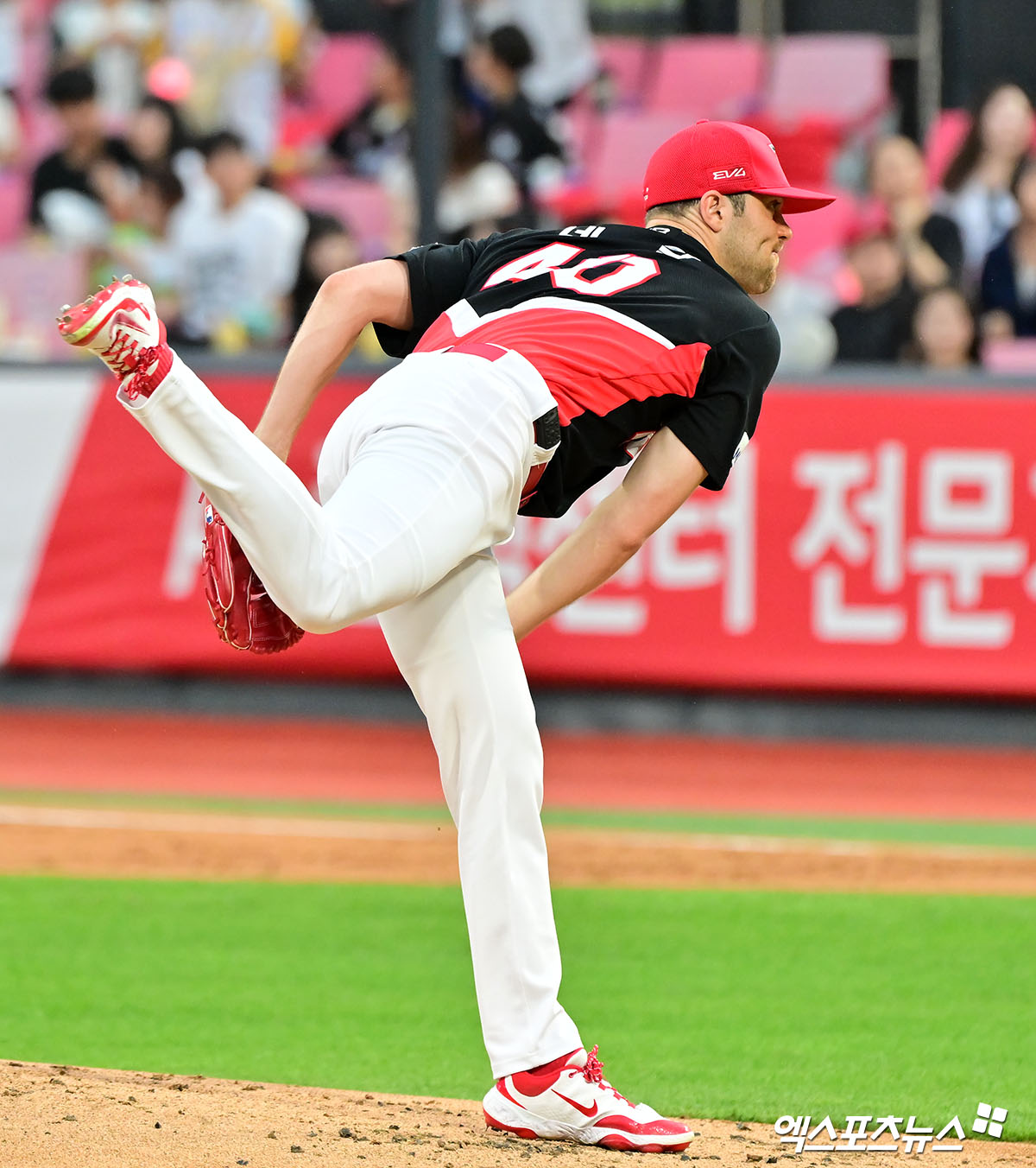 29일 오후 수원KT위즈파크에서 열린 '2025 신한 SOL Bank KBO리그' KIA 타이거즈와 KT 위즈의 경기, 1회말 KIA 선발투수 네일이 공을 힘차게 던지고 있다. 수원, 김한준 기자