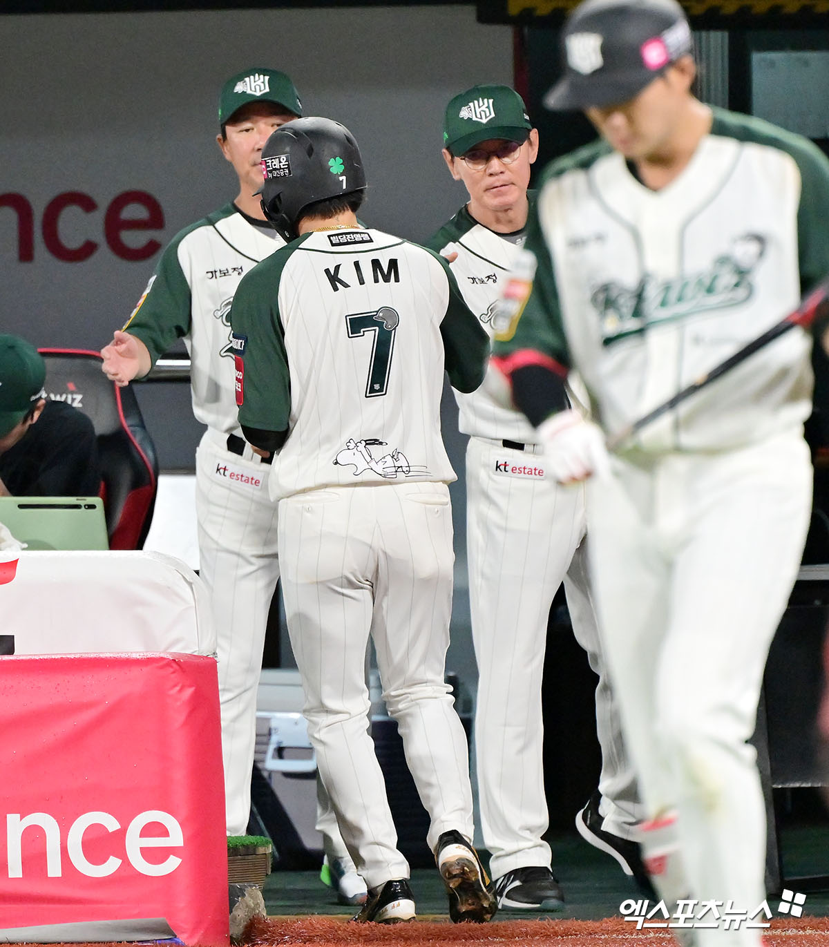 29일 오후 수원KT위즈파크에서 열린 '2025 신한 SOL Bank KBO리그' KIA 타이거즈와 KT 위즈의 경기, 5회말 무사 1,3루 KT 김상수가 강현우의 내야땅볼때 득점에 성공한 후 이강철 감독과 하이파이브를 하고 있다. 수원, 김한준 기자