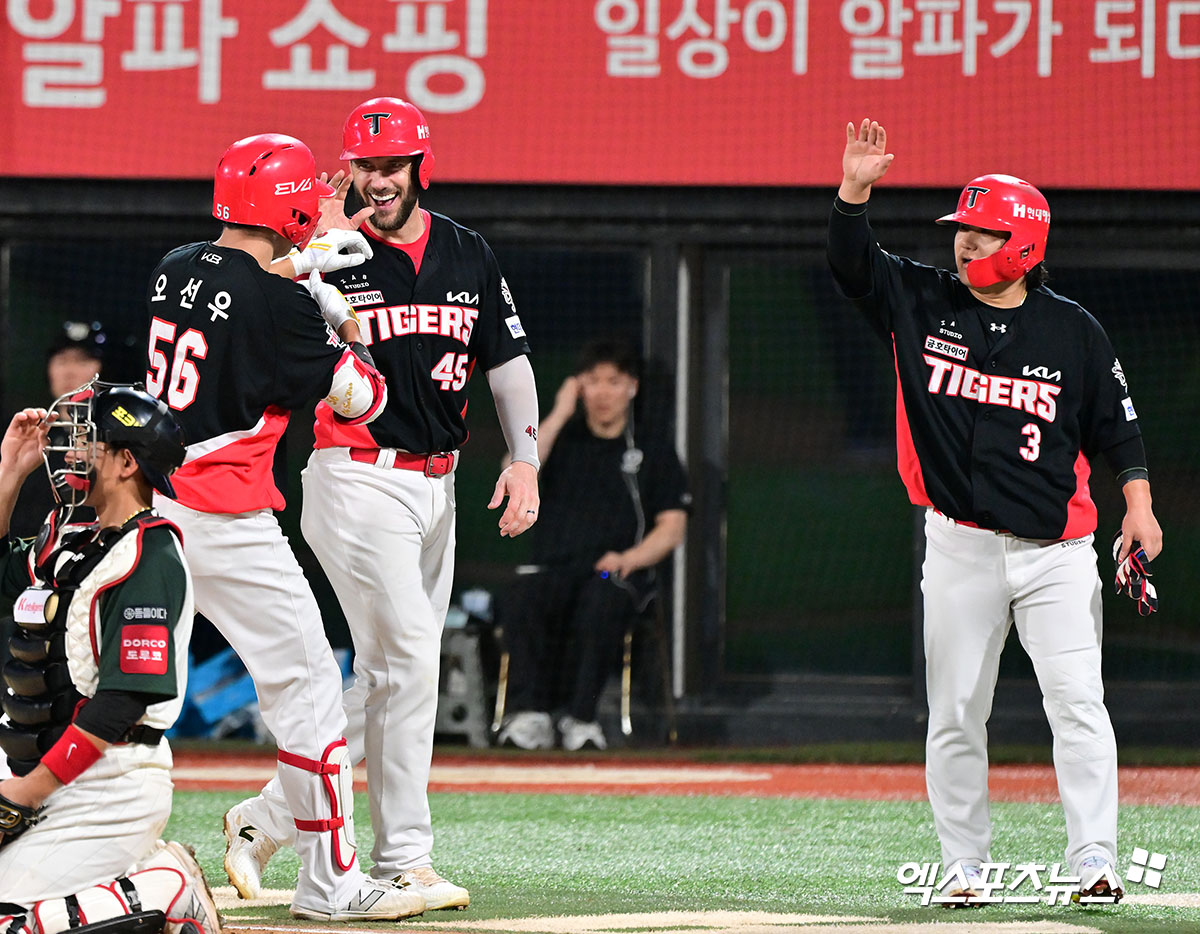 29일 오후 수원KT위즈파크에서 열린 '2025 신한 SOL Bank KBO리그' KIA 타이거즈와 KT 위즈의 경기, 6회초 1사 2,3루 KIA 오선우가 스리런 홈런을 날리고 있다. 수원, 김한준 기자