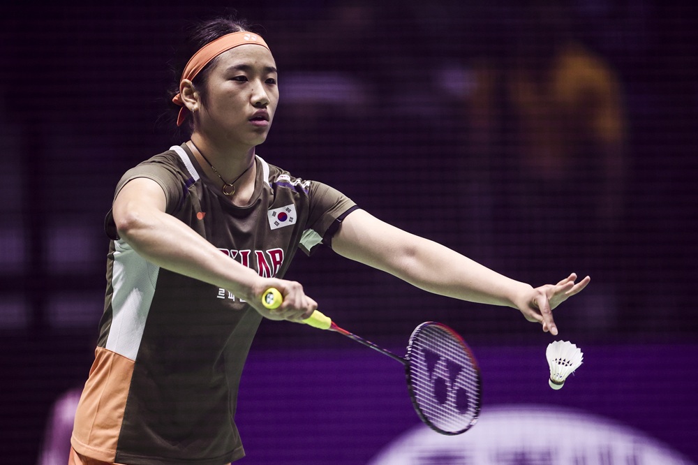 여자 배드민턴 단식 세계랭킹 1위 안세영이 30일(한국시간) 프랑스 파리의 아디다스 아레나에서 열린 2025 세계배트민턴선수권대회 여자단식 8강전에서 세계랭킹 12위 심유진을 2-0(21-10 21-6)으로 이겼다. 사진 연합뉴스