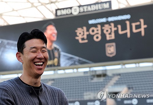 손흥민이 마침내 로스앤젤레스FC(LAFC)에서 홈 데뷔전을 치른다. 이달 초 미국프로축구 메이저리그사커(MLS)의 LAFC에 입단한 뒤 3주 동안 원정 경기만 소화했던 손흥민이 드디어 LAFC의 홈구장 BMO 스타디움에서 LAFC 홈 팬들에게 손을 흔든다. 홈 데뷔전을 앞두고 있는 손흥민이 경기에 앞서 기자회견을 통해 기대감과 각오를 밝혔다. 사진 연합뉴스