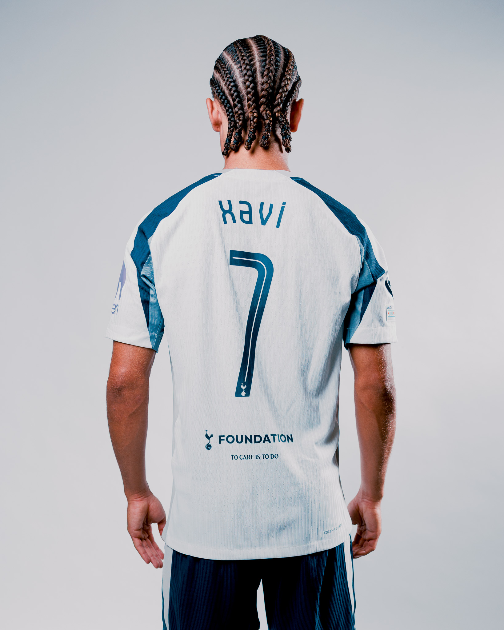 네덜란드 특급 공격수 사비 시몬스가 손흥민의 등번호 7번을 입고 뛴다. 다만 시몬스의 데뷔전은 9월 A매치 휴식기 이후에야 볼 수 있을 전망이다. 토트넘