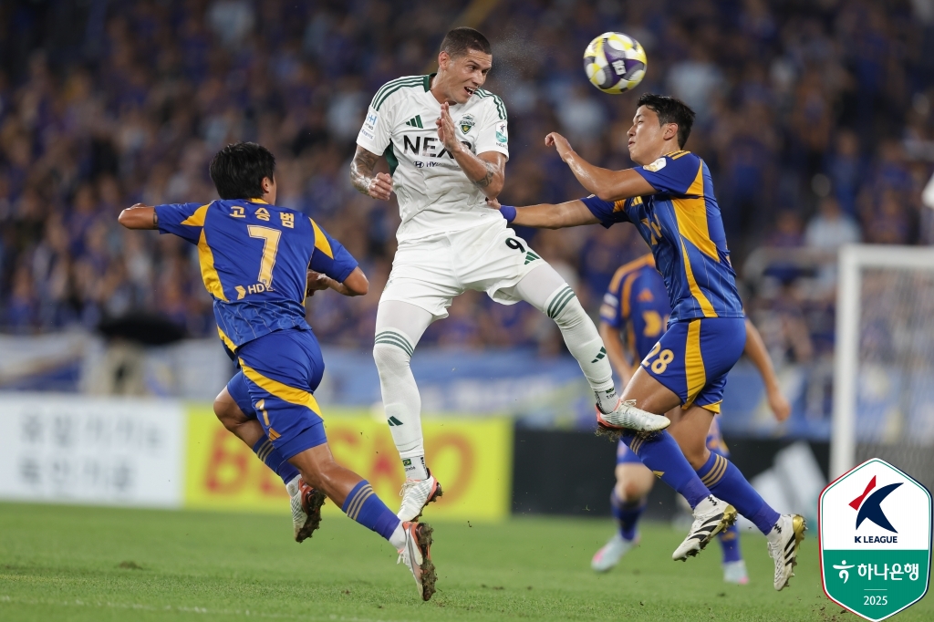 선두 전북현대가 라이벌 울산HD를 꺾고 리그 우승을 향해 한 걸음 더 나아갔다. 후반기 반등을 위해 신태용 감독을 선임한 울산은 신 감독 부임 후 3연패를 기록하며 여전히 탈출구를 찾지 못하고 있다. 전북은 30일 문수축구경기장에서 열린 울산과의 하나은행 K리그1 2025 28라운드 원정 현대가 더비에서 이영재, 전진우의 연속골로 2-0 승리했다. 한국프로축구연맹