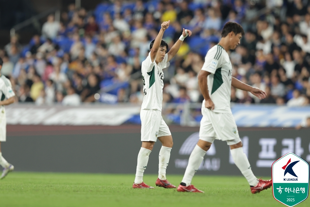 선두 전북현대가 라이벌 울산HD를 꺾고 리그 우승을 향해 한 걸음 더 나아갔다. 후반기 반등을 위해 신태용 감독을 선임한 울산은 신 감독 부임 후 3연패를 기록하며 여전히 탈출구를 찾지 못하고 있다. 전북은 30일 문수축구경기장에서 열린 울산과의 하나은행 K리그1 2025 28라운드 원정 현대가 더비에서 이영재, 전진우의 연속골로 2-0 승리했다. 한국프로축구연맹