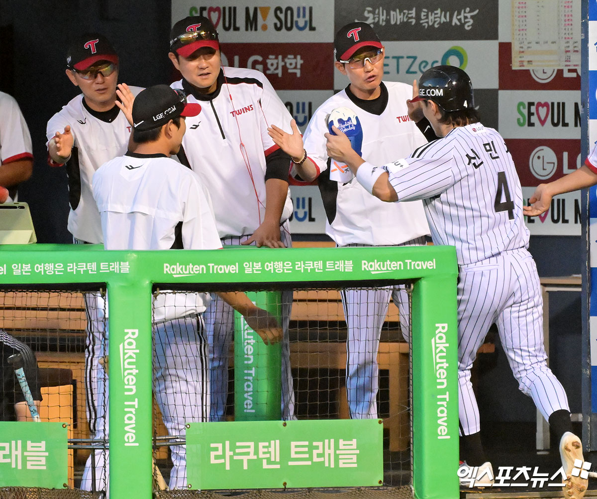 염경엽 감독이 이끄는 LG 트윈스가 30일 서울 잠실야구장에서 열린 2025 신한 SOL Bank KBO리그 키움 히어로즈와의 팀 간 14차전에서 승리했다. 사진 김한준 기자