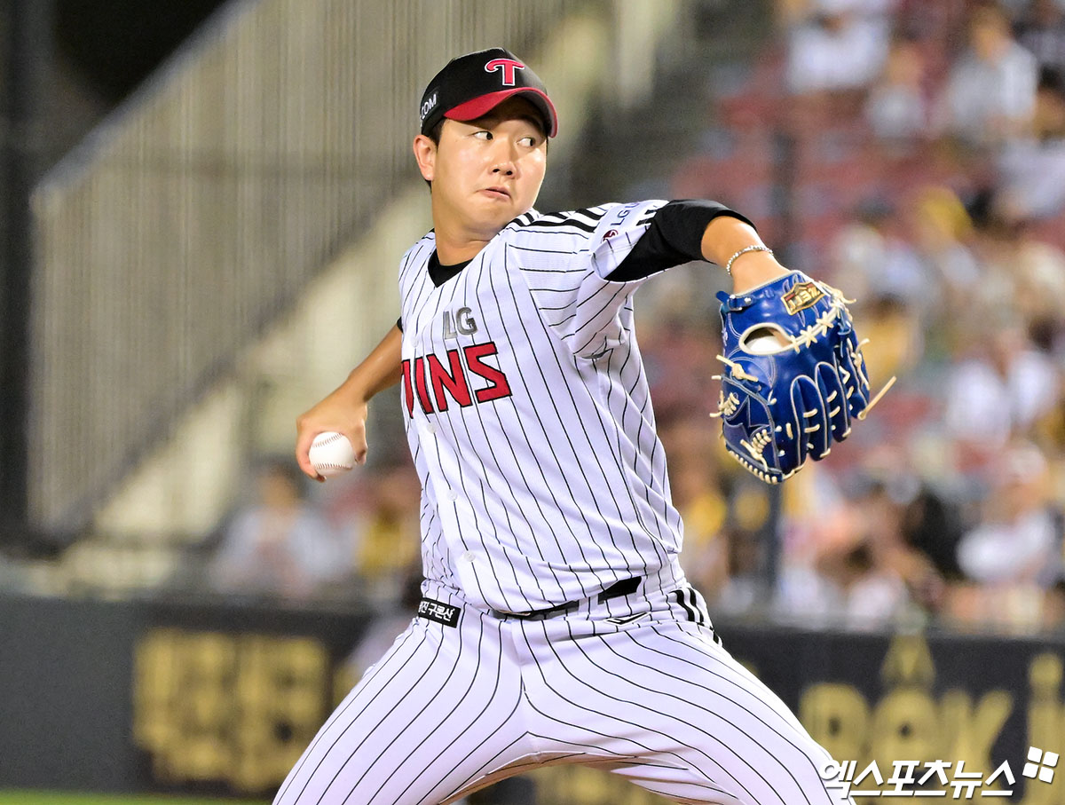 LG 트윈스 마무리 투수 유영찬이 30일 서울 잠실야구장에서 열린 2025 신한 SOL Bank KBO리그 키움 히어로즈와의 팀 간 14차전에서 8회초 2사 후 등판, 세이브를 기록했다. 사진 김한준 기자