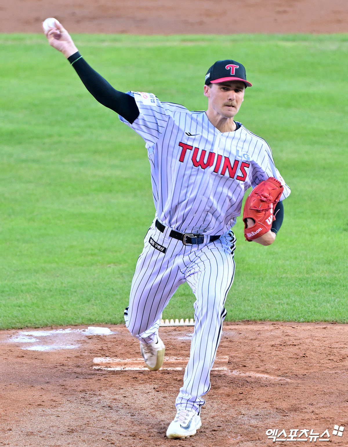 LG 트윈스 외국인 투수 앤더슨 톨허스트가 30일 서울 잠실야구장에서 열린 2025 신한 SOL Bank KBO리그 키움 히어로즈와의 팀 간 14차전에 선발등판, 7이닝 1실점 비자책 호투로 팀 승리를 이끌었다. 사진 김한준 기자
