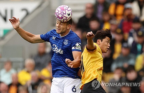 황희찬이 시즌 1호 골을 터트렸지만 황희찬의 소속팀 울버햄턴은 에버턴에 1-2로 뒤진 채 전반전을 마무리했다. 사진 연합뉴스