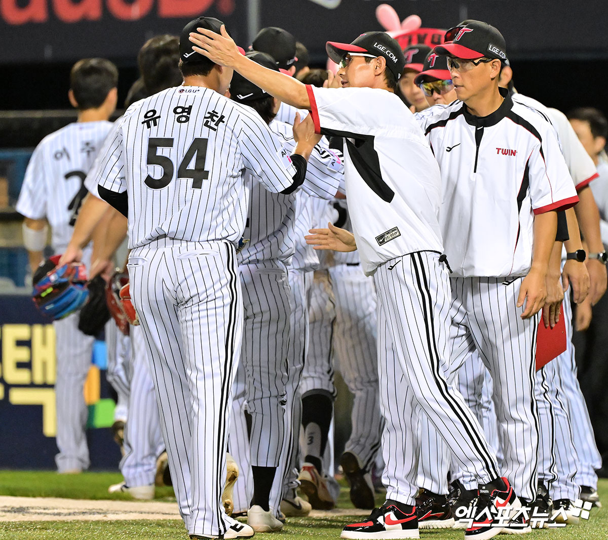 LG 트윈스 마무리 유영찬이 30일 서울 잠실야구장에서 열린 2025 신한 SOL Bank KBO리그 키움 히어로즈와의 팀 간 14차전에서 1⅓이닝 1실점 세이브를 기록했다. 사진 김한준 기자