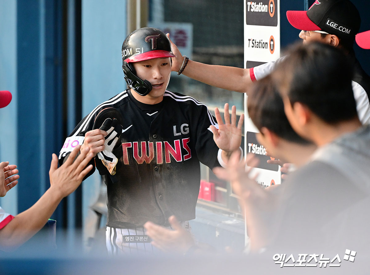 LG 트윈스 내야수 신민재가 30일 서울 잠실야구장에서 열린 2025 신한 SOL Bank KBO리그 키움 히어로즈와의 팀 간 14차전에서 4타수 2안타 2득점을 기록, 팀 승리를 이끌었다. 사진 엑스포츠뉴스 DB