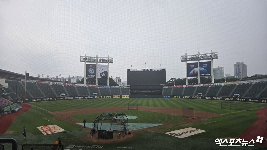 31일 서울 잠실야구장에서 열릴 예정인 LG 트윈스와 키움 히어로즈의 경기가 우천으로 정상 진행을 장담할 수 없는 상태다. 사진 엑스포츠뉴스