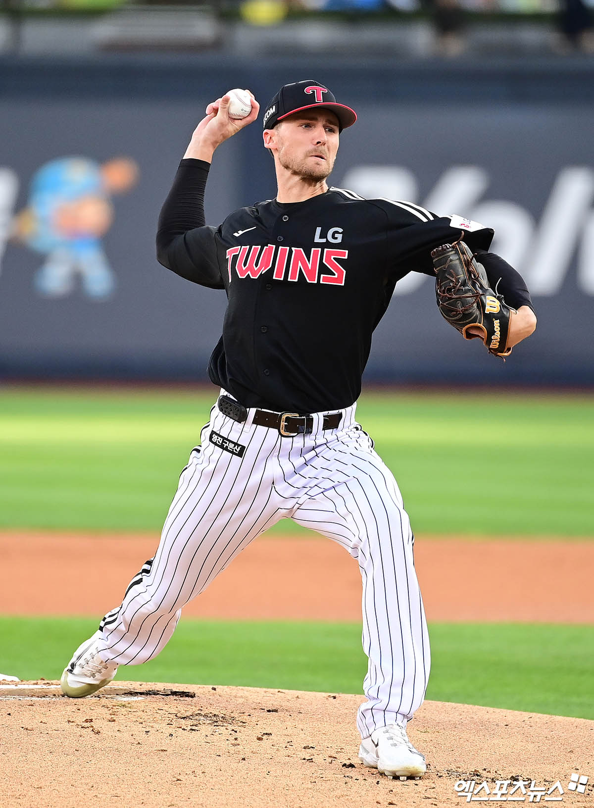 LG 트윈스 외국인 투수 앤더슨 톨허스트가 지난 30일 잠실 키움 히어로즈전에서 7이닝 1실점 비자책 호투로 시즌 4승을 따냈다. 사진 엑스포츠뉴스 DB