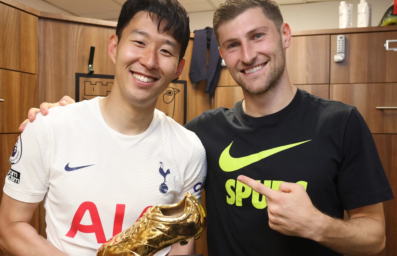 손흥민 절친 벤 데이비스가 이번 여름 토트넘 홋스퍼를 떠난 손흥민이 그립다고 털어놨다. 토트넘 소식을 전하는 영국 스퍼스웹은 벤 데이비스가 손흥민 없는 토트넘 생활에 대해 소감을 밝혔다고 전했다. 토트넘