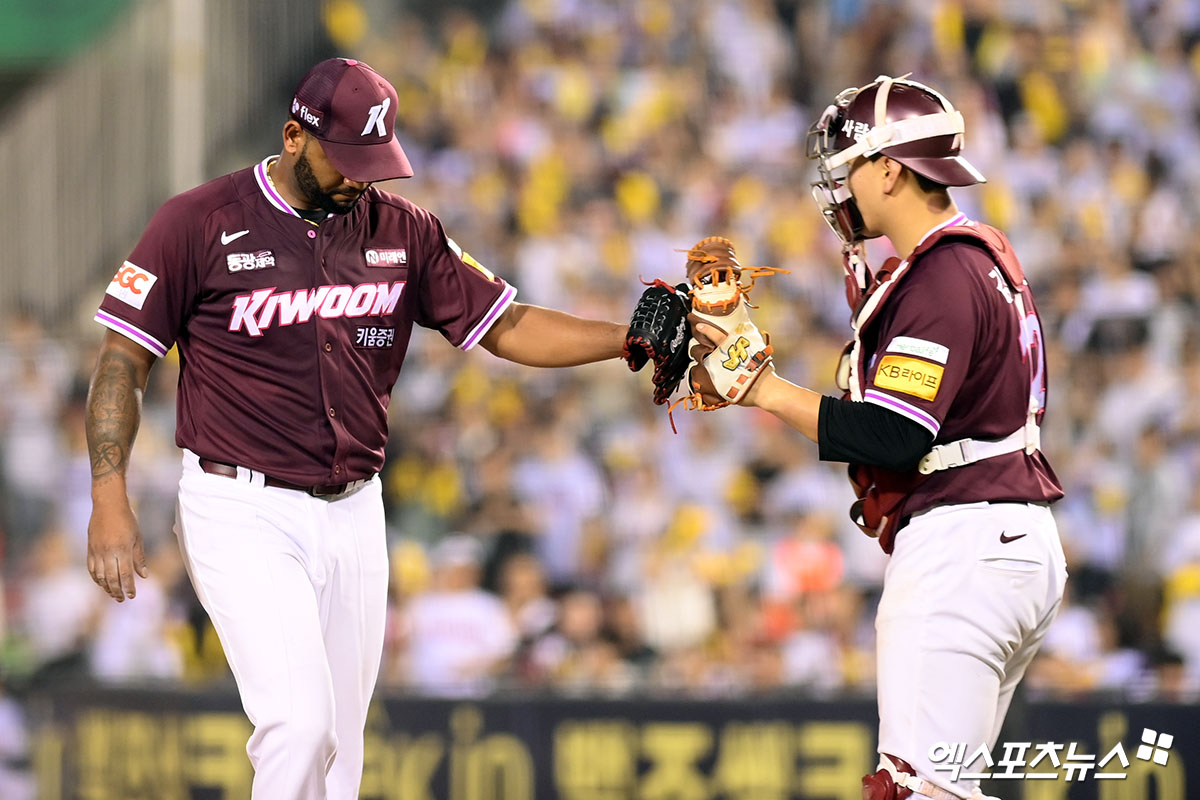 키움 히어로즈 에이스 라울 알칸타라가 31일 서울 잠실야구장에서 열린 2025 신한 SOL Bank KBO리그 LG 트윈스와의 팀 간 15차전에 선발등판, 6이닝 2실점으로 호투했다. 사진 고아라 기자