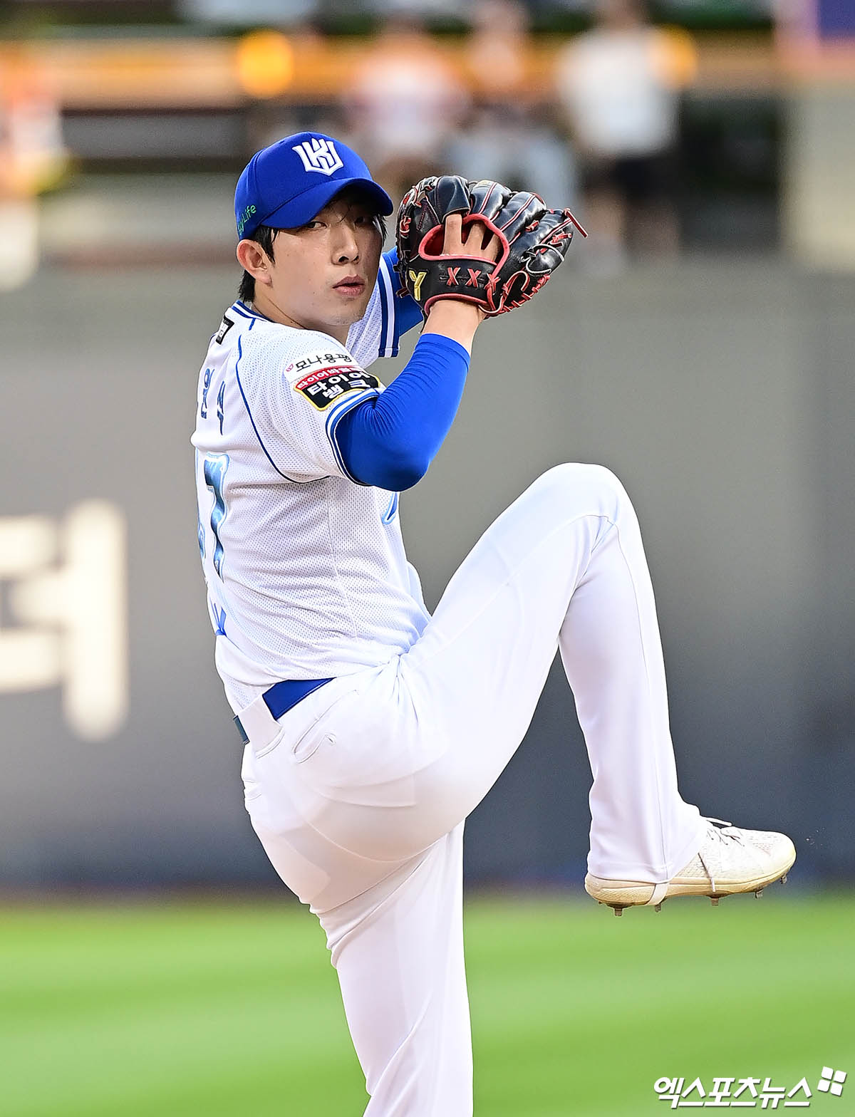 12일 오후 수원케이티위즈파크에서 열린 '2025 신한 SOL Bank KBO리그' LG 트윈스와 KT 위즈의 경기, 1회초 KT 선발투수 오원석이 역투하고 있다. 엑스포츠뉴스 DB