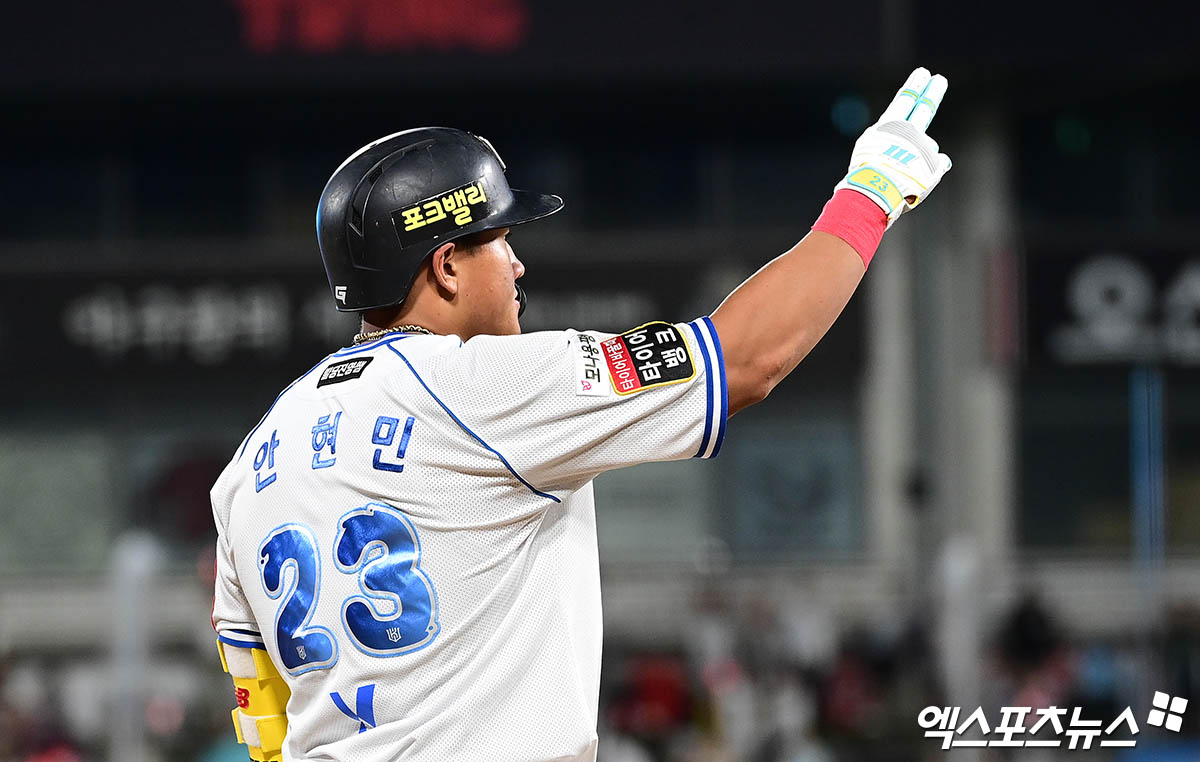 12일 오후 수원케이티위즈파크에서 열린 '2025 신한 SOL Bank KBO리그' LG 트윈스와 KT 위즈의 경기, 7회말 2사 KT 안현민이 3루타를 때려낸 뒤 세리머니를 하고 있다. 엑스포츠뉴스 DB