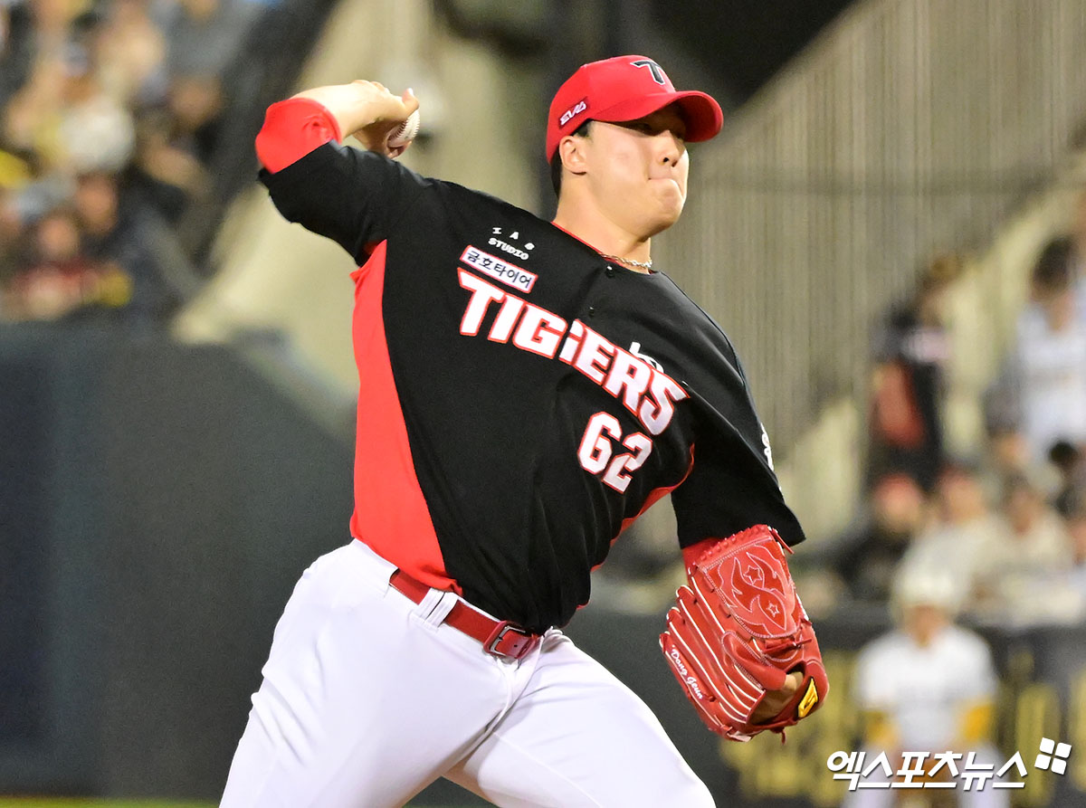15일 오후 서울 송파구 잠실야구장에서 열린 '2025 신한 SOL Bank KBO리그' KIA 타이거즈와 두산 베어스의 경기, 9회말 KIA 정해영이 공을 힘차게 던지고 있다. 엑스포츠뉴스 DB