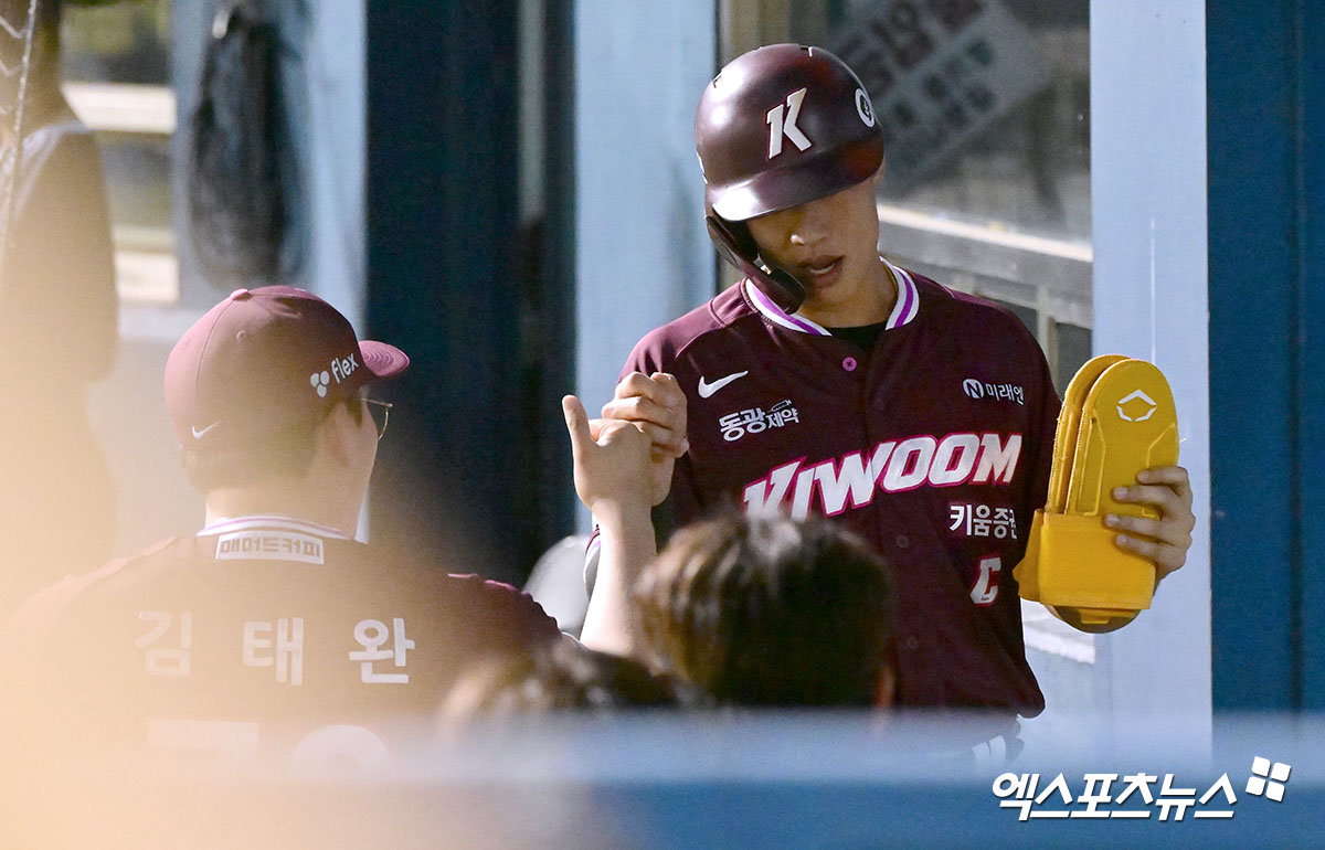 키움 히어로즈 내야수 송성문이 31일 서울 잠실야구장에서 열린 2025 신한 SOL Bank KBO리그 LG 트윈스와의 팀 간 15차전에서 4타수 2안타 2득점을 기록, 팀 승리를 이끌었다. 사진 엑스포츠뉴스 DB