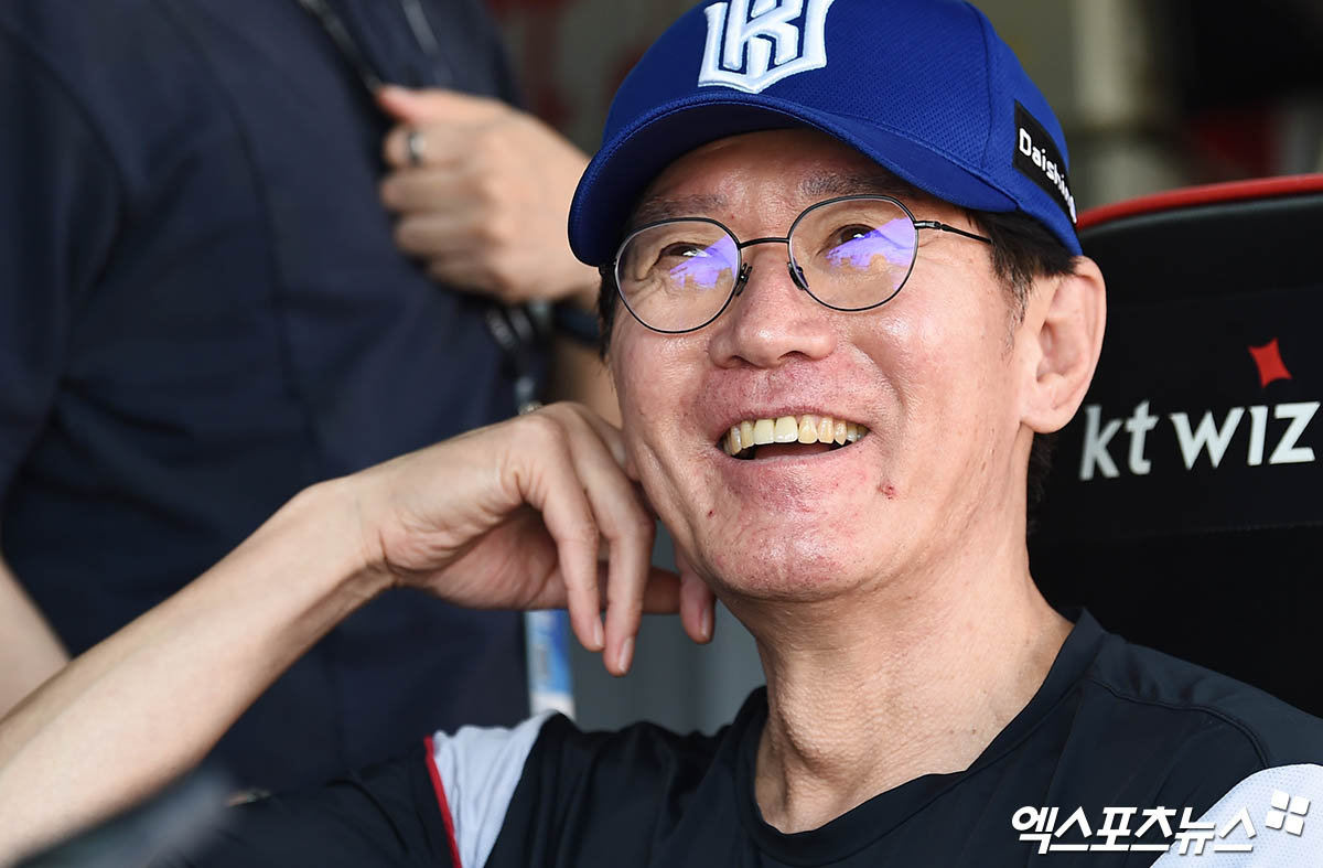 12일 오후 수원케이티위즈파크에서 열리는 '2025 신한 SOL Bank KBO리그' LG 트윈스와 KT 위즈의 경기에 앞서 KT 이강철 감독이 취재진과 이야기를 나누고 있다. 엑스포츠뉴스 DB