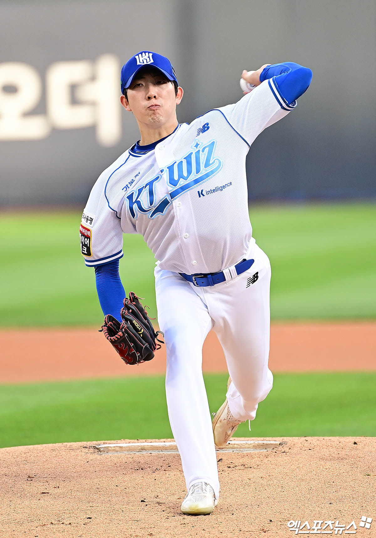 12일 오후 수원케이티위즈파크에서 열린 '2025 신한 SOL Bank KBO리그' LG 트윈스와 KT 위즈의 경기, 1회초 KT 선발투수 오원석이 역투하고 있다. 엑스포츠뉴스 DB