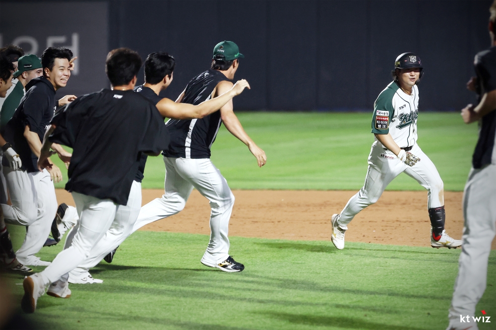 31일 오후 수원KT위즈파크에서 열린 '2025 신한 SOL Bank KBO리그' KIA 타이거즈와 KT 위즈의 경기, 9회말 2사 1, 2루 KT 김상수가 끝내기 안타를 날린 뒤 동료들과 기뻐하고 있다. KT 위즈