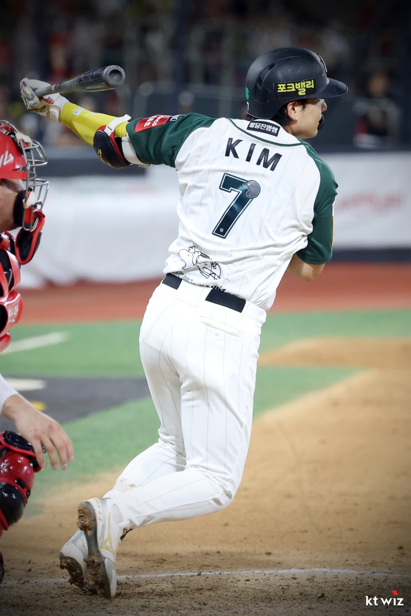 31일 오후 수원KT위즈파크에서 열린 2025 신한 SOL Bank KBO리그 KIA 타이거즈와 KT 위즈의 경기, KT가 7:6으로 승리하면서 2연승을 달렸다. 9회말 2사 1, 2루 KT 김상수가 끝내기 안타를 때리고 있다. KT 위즈