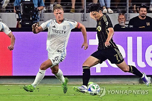 손흥민이 오랜만에 '손흥민 존'에서 날카로운 감아차기를 선보였으나 상대 골키퍼의 선방에 막혀 득점 기회가 무산됐다. 최전방 공격수로 선발 출전한 손흥민은 최전방에만 머무르지 않고 밑으로 내려와 연계에 가담하고, 상대 골키퍼와 수비를 압박하는 등 전방위 활약을 펼쳤다. 사진 연합뉴스