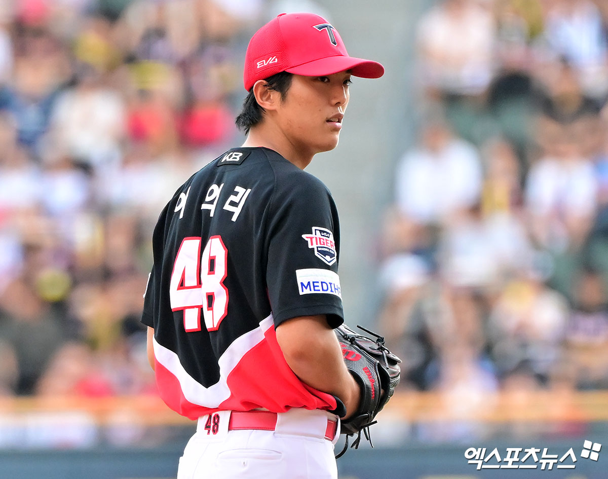 16일 오후 서울 송파구 잠실야구장에서 열린 '2025 신한 SOL Bank KBO리그' KIA 타이거즈와 두산 베어스의 경기, 1회말 KIA 선발투수 이의리가 투구 준비를 하고 있다. 엑스포츠뉴스 DB