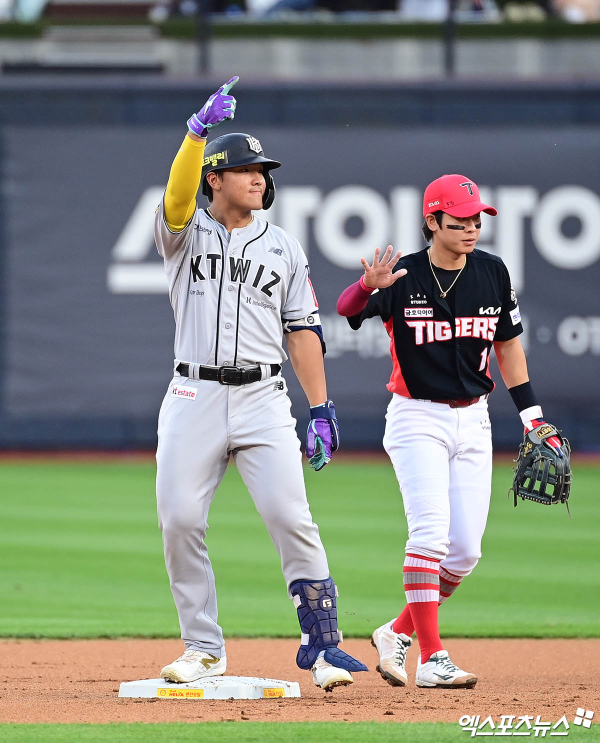 20일 오후 경기도 수원케이티위즈파크에서 열린 '2025 신한 SOL Bank KBO리그' KIA 타이거즈와 KT 위즈의 경기, 1회말 1사 1루 KT 안현민이 2루타를 때려낸 뒤 세리머니를 하고 있다. 엑스포츠뉴스 DB