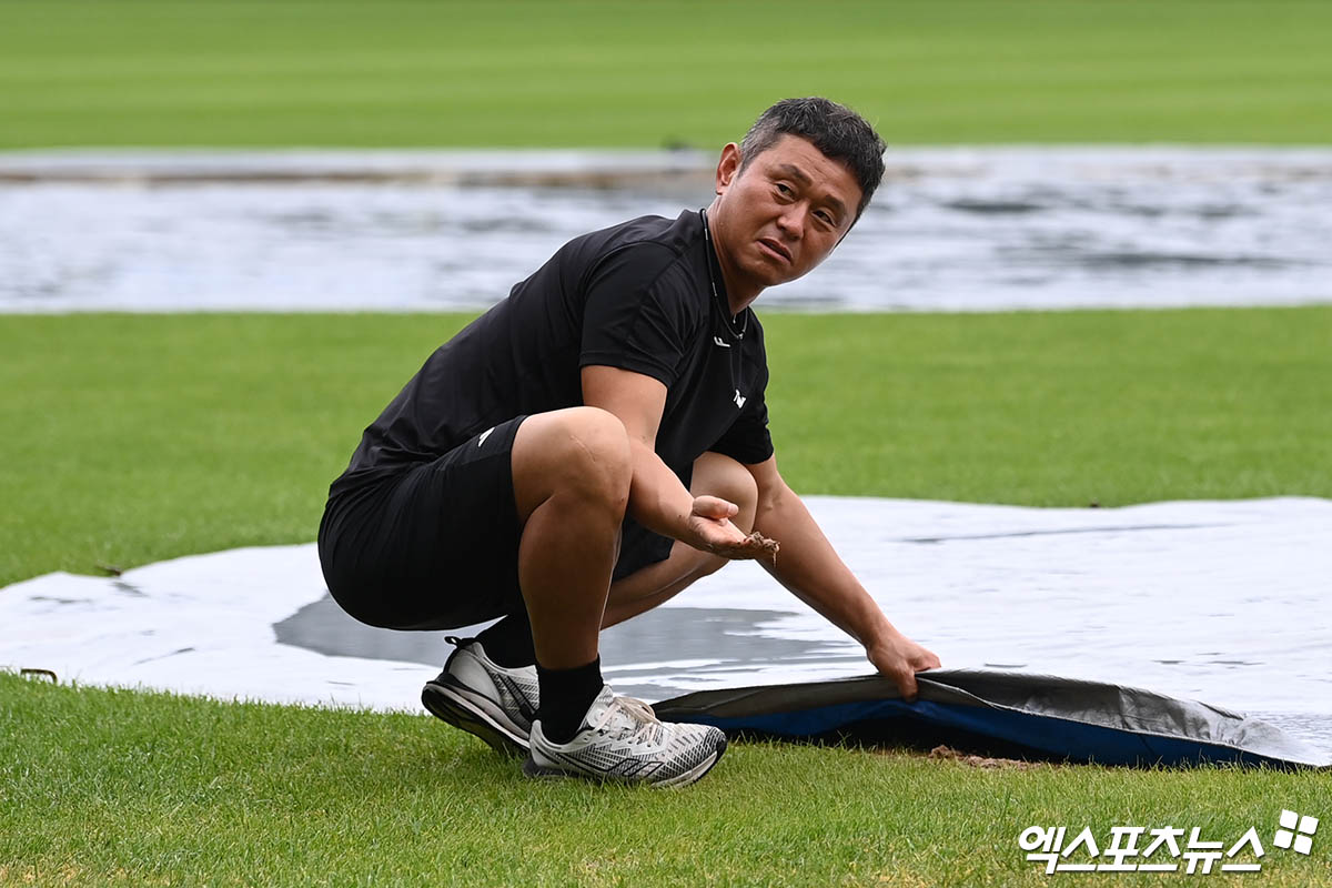 1982년 KBO리그 출범 후 포수로는 유일하게 단일 시즌 40홈런 이상을 기록한 박경완 LG 트윈스 1군 배터리코치. 사진 엑스포츠뉴스 DB