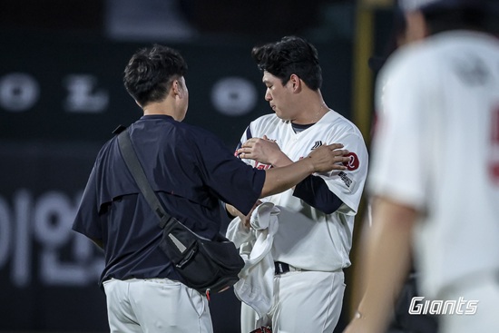 지난 8월 31일 두산 베어스와의 사직 홈 경기에 선발등판, 4회초 양의지의 타구에 오른쪽 어깨를 맞았던 롯데 자이언츠 투수 나균안. 사진 롯데 자이언츠