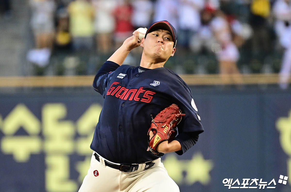 지난 8월 31일 두산 베어스와의 사직 홈 경기에 선발등판, 4회초 양의지의 타구에 오른쪽 어깨를 맞았던 롯데 자이언츠 투수 나균안. 사진 롯데 엑스포츠뉴스 DB