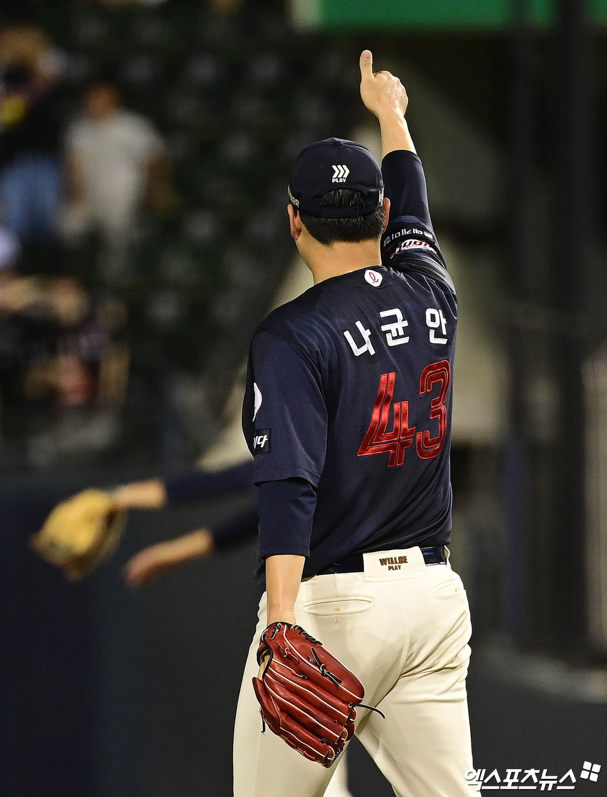 지난 8월 31일 두산 베어스와의 사직 홈 경기에 선발등판, 4회초 양의지의 타구에 오른쪽 어깨를 맞았던 롯데 자이언츠 투수 나균안. 사진 롯데 엑스포츠뉴스 DB