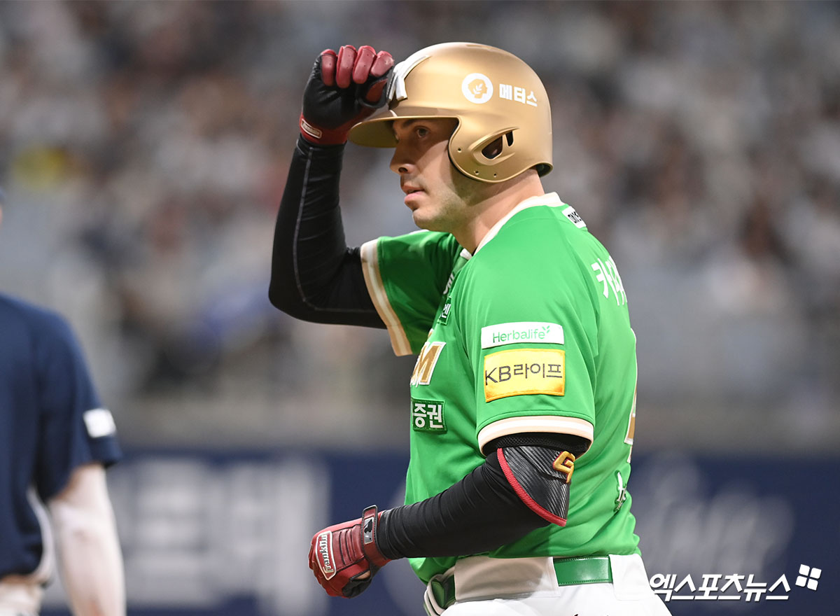 8일 오후 서울 구로구 고척스카이돔에서 열린 '2025 신한 SOL Bank KBO리그' 두산 베어스와 키움 히어로즈의 경기, 4회말 1사 1루 키움 카디네스가 안타를 날린 뒤 세리머니를 하고 있다. 엑스포츠뉴스 DB