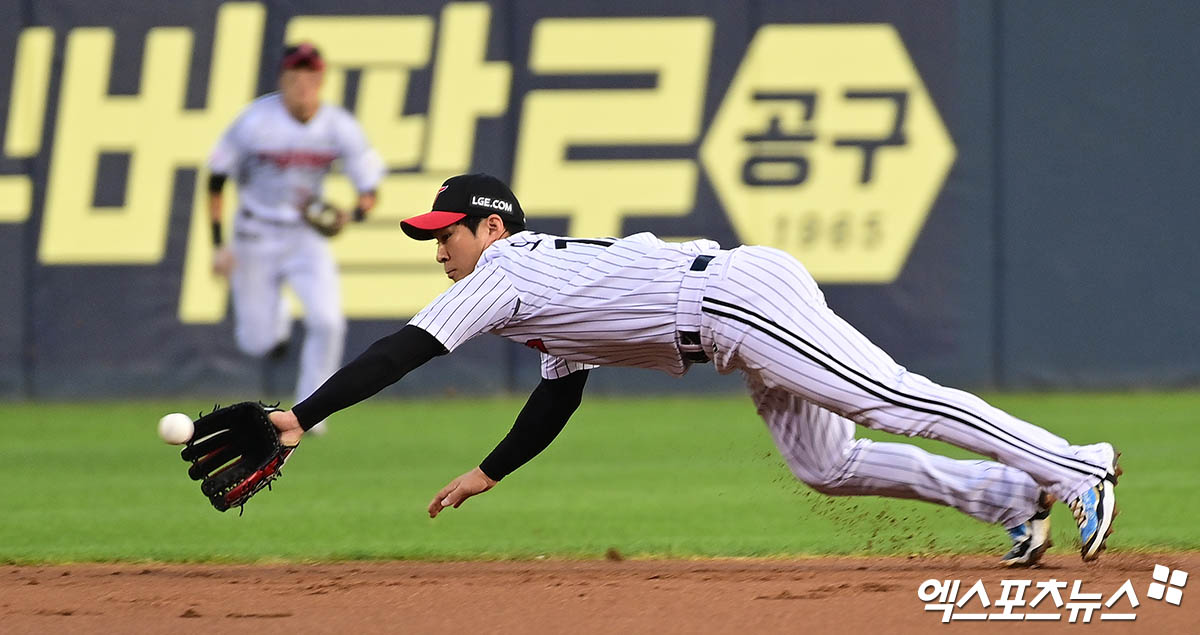 LG 트윈스 내야수 오지환이 2일 서울 잠실야구장에서 열린 2025 신한 SOL Bank KBO리그 롯데 자이언츠와의 팀 간 15차전에서 1회초 빅터 레이예스의 안타성 타구를 다이빙 캐치로 잡아냈다. 사진 박지영 기자