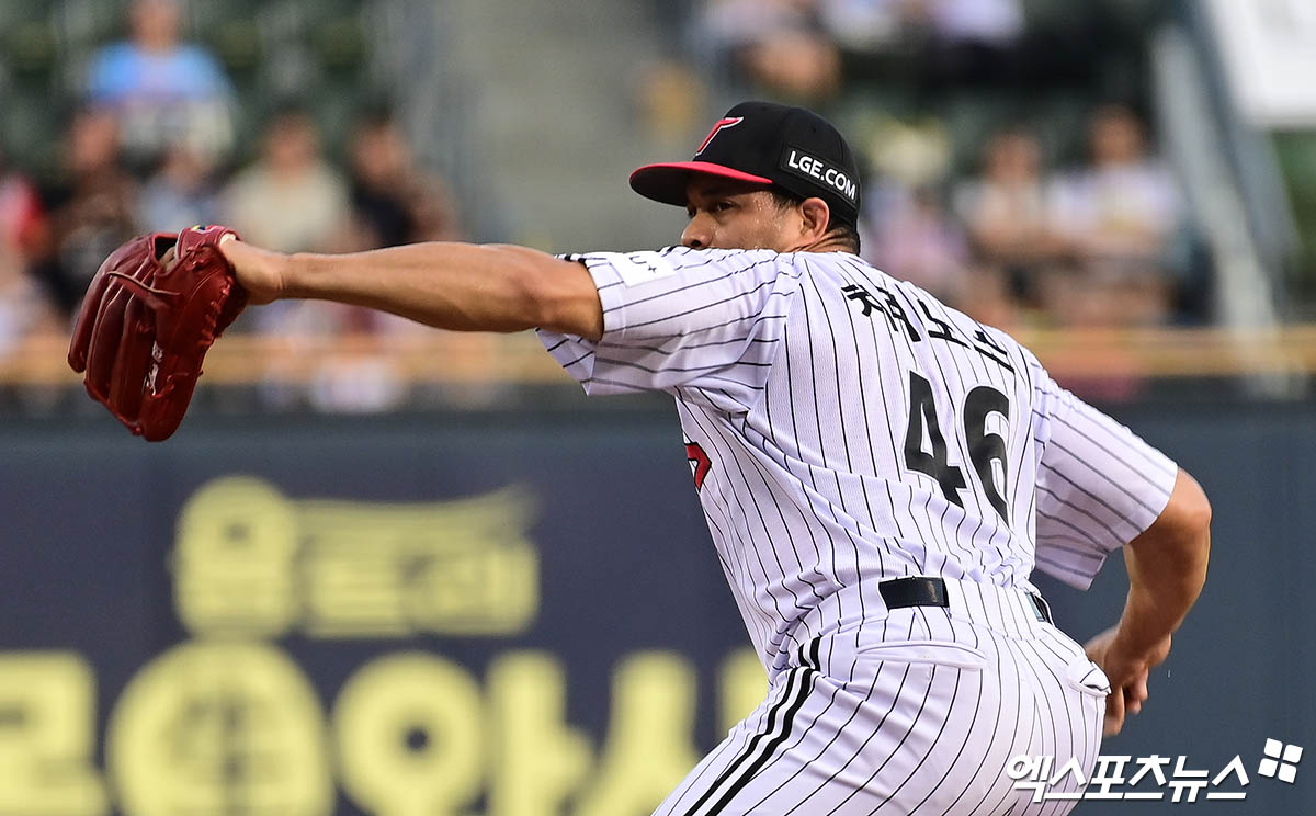 LG 트윈스 외국인 투수 요니 치리노스가 2일 서울 잠실야구장에서 열린 2025 신한 SOL Bank KBO리그 롯데 자이언츠와의 팀 간 15차전에 선발등판, 7이닝 무실점을 기록했다. 사진 박지영 기자