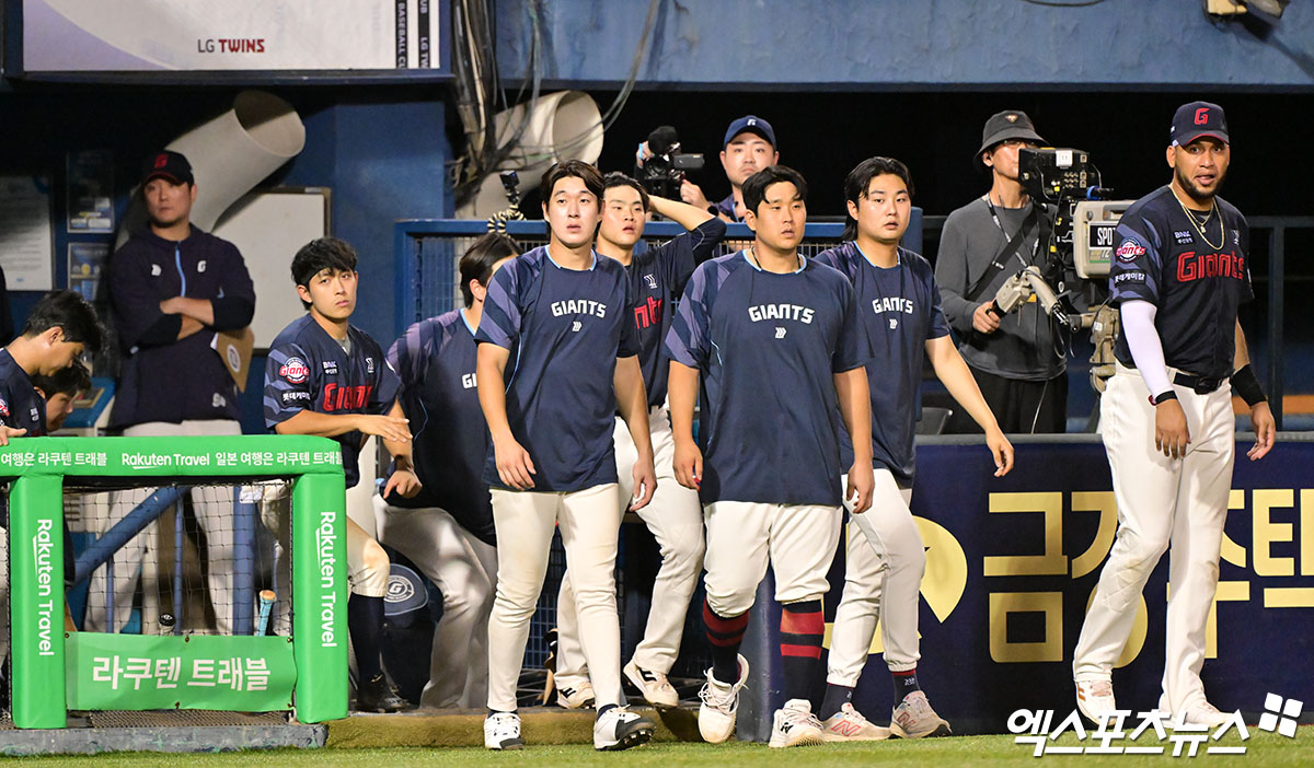김태형 감독이 이끄는 롯데 자이언츠가 2일 서울 잠실야구장에서 열린 2025 신한 SOL Bank KBO리그 LG 트윈스와의 팀 간 15차전에서 2-3으로 석패, 4위에서 5위로 추락했다. 사진 엑스포츠뉴스 DB